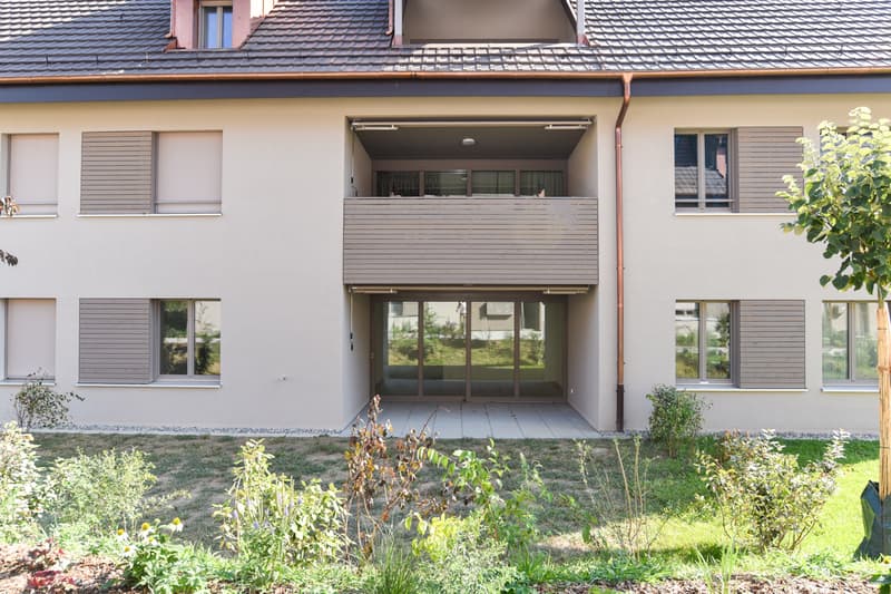 Newly built garden apartment with modern home technology and open floor plan (4)