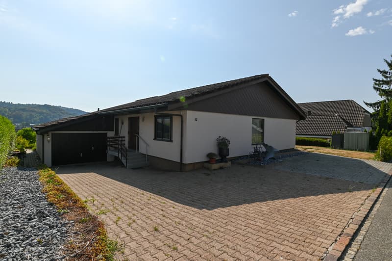 Ansicht mit Vorplatz