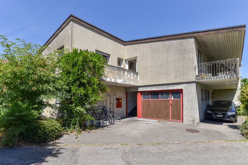 Ansicht mit Garage