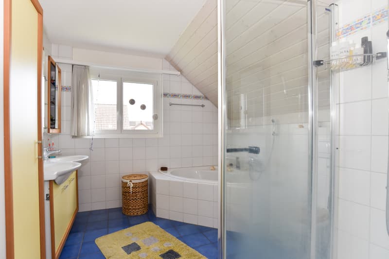 Nasszelle mit Dusche, Badewanne...