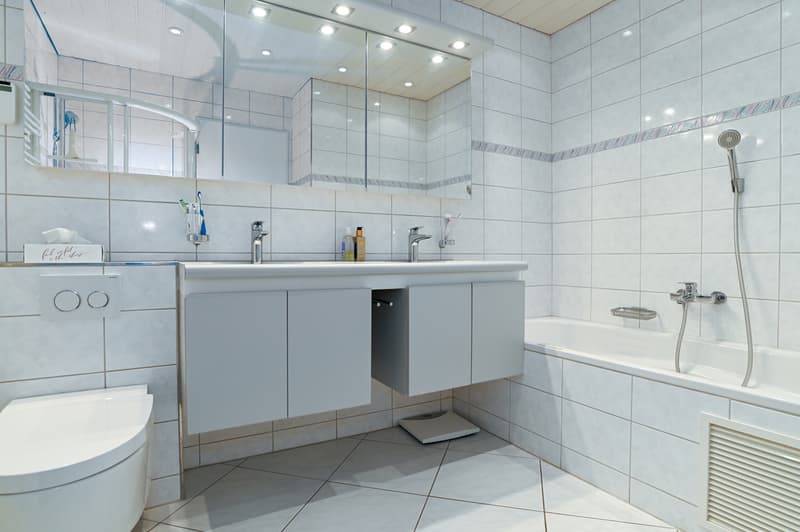 Nasszelle mit Badewanne, Doppellavabo,....