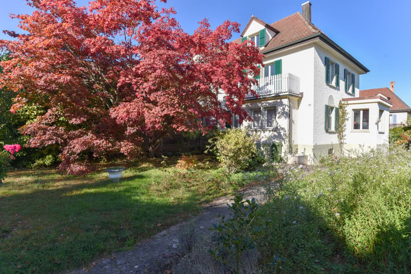 Doppelhaushälfte mit grosszügigem Garten an bester Lage im Zelgli (2)
