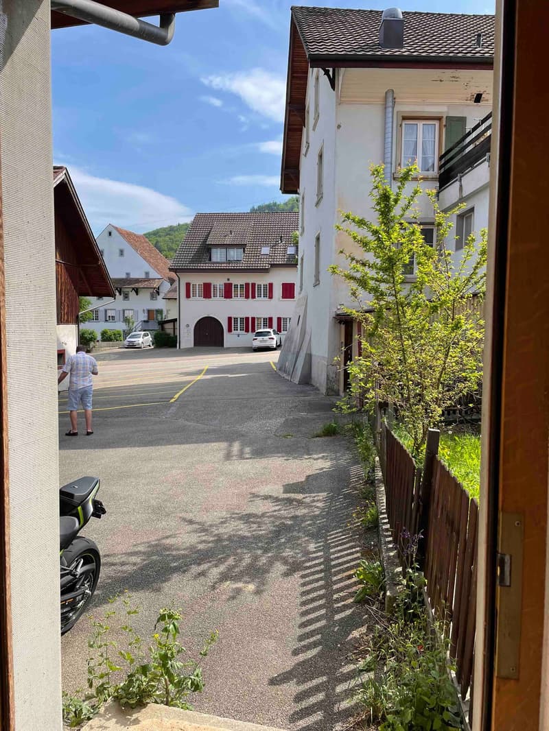 Blick aus der Haustüre zur Hauptstrasse