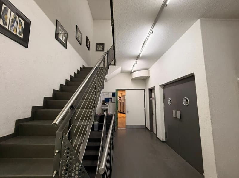 Eingang hinter Gewerbeteil inkl. Lift