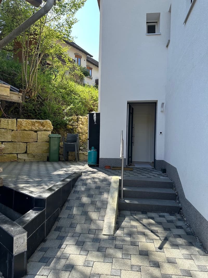 Neuwertige 3.5-Zimmer-Wohnung mit Sitzplatz und Carport zu verkaufen (3)