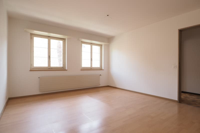 Zu vermieten 4.5 Zimmerwohnung mit Parkplatz im Dorfkern von Bretzwil (7)