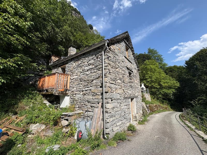 Rustico in pietra a Vergeletto – Charme montano rinnovato in vendita (2)
