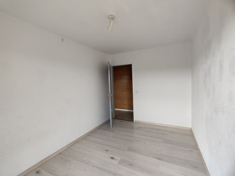 Wir vermieten ab sofort eine helle und grosszügige 4-Zimmer-Wohnungin ruhiger Lage in Zwingen (6)