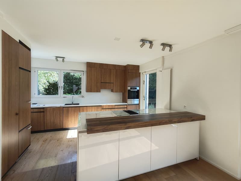 Exklusives 5½-Zimmer-Einfamilienhaus mit Garten, Balkon und Garage in Arlesheim (4)