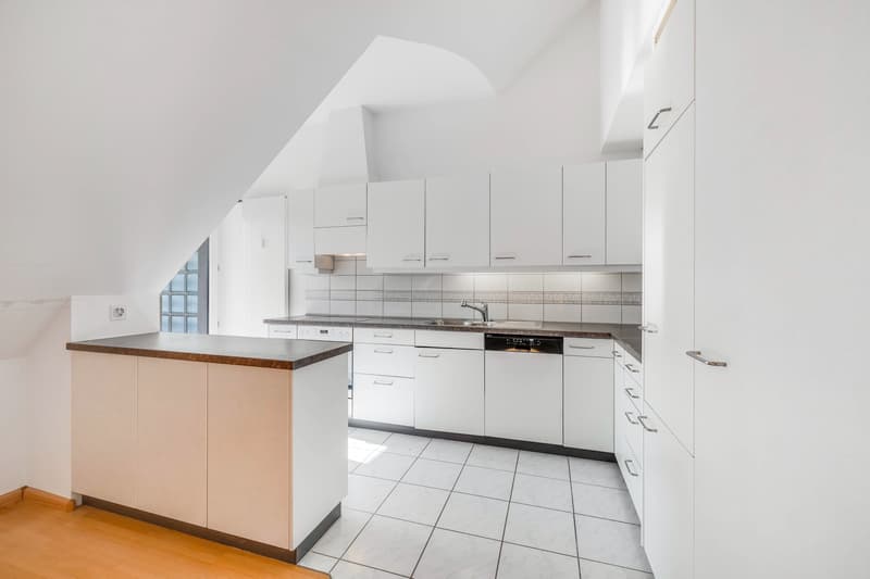 BRIGHT ATTIC MAISONETTE WITH PLENTY OF SPACE AND TRANQUILLITY (8)