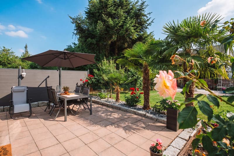 Carefully maintained corner house with plenty of green space - your retreat in a prime location (6)