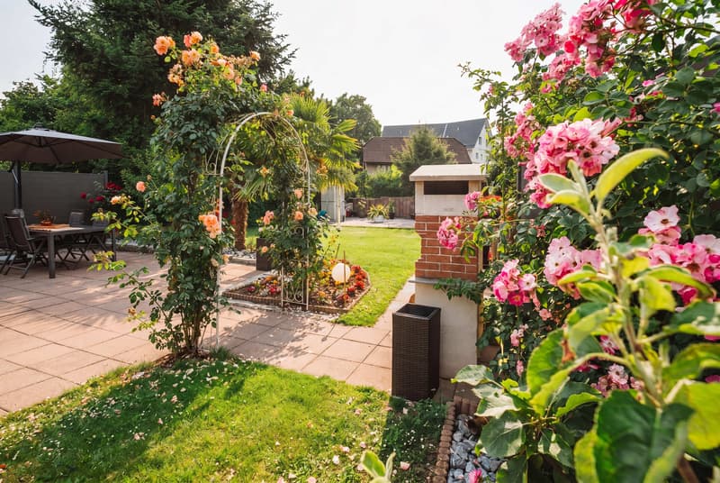 Carefully maintained corner house with plenty of green space - your retreat in a prime location (7)
