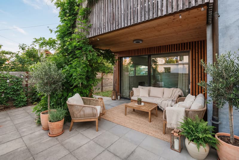 CHARM FROM TWO ERAS - SKILLFULLY RENOVATED FAMILY HOME (6)