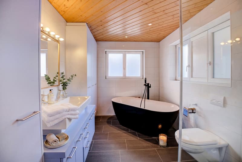 CHARM FROM TWO ERAS - SKILLFULLY RENOVATED FAMILY HOME (5)