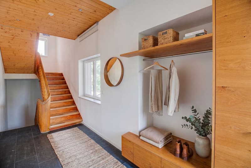 CHARM FROM TWO ERAS - SKILLFULLY RENOVATED FAMILY HOME (4)