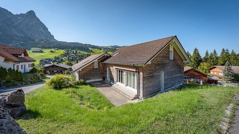 STILVOLLES WOHNEN IM ALPTHAL: SONNIGE 5.5 ZIMMER HAUSHÄLFTE (1)