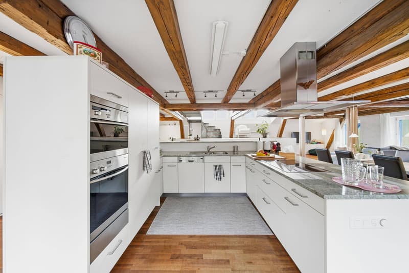 DUPLEX HISTORIQUE DE 6 PIÈCES AVEC TERRASSE SUR LE TOIT ET ESPRIT LOFT À LAUPEN ZH (6)
