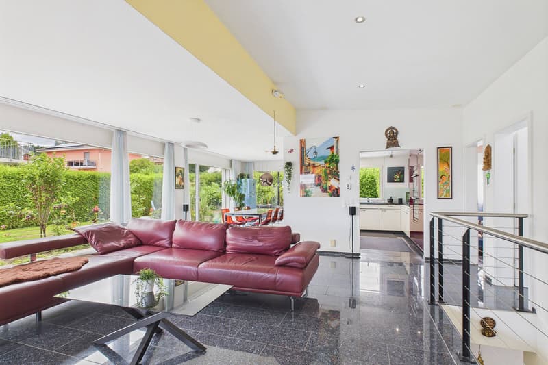 VILLA DALL'ARCHITETTURA MODERNA CON VISTA LAGO E FINITURE DI ALTA QUALITÀ A NOTTWIL (2)