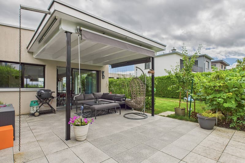VILLA DALL'ARCHITETTURA MODERNA CON VISTA LAGO E FINITURE DI ALTA QUALITÀ A NOTTWIL (8)