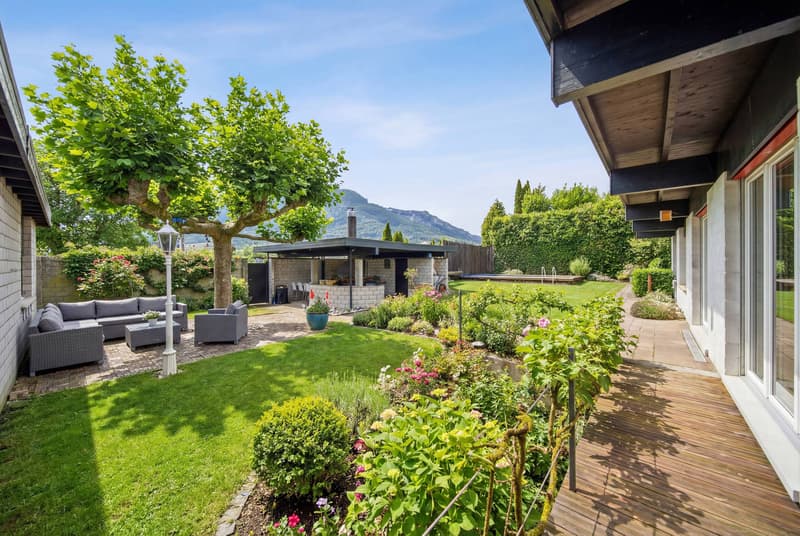 BUNGALOW-ÄHNLICHES WOHNHAUS MIT SEPARATEM GEWERBEBEREICH (1)