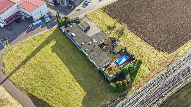 BUNGALOW-ÄHNLICHES WOHNHAUS MIT SEPARATEM GEWERBEBEREICH (8)