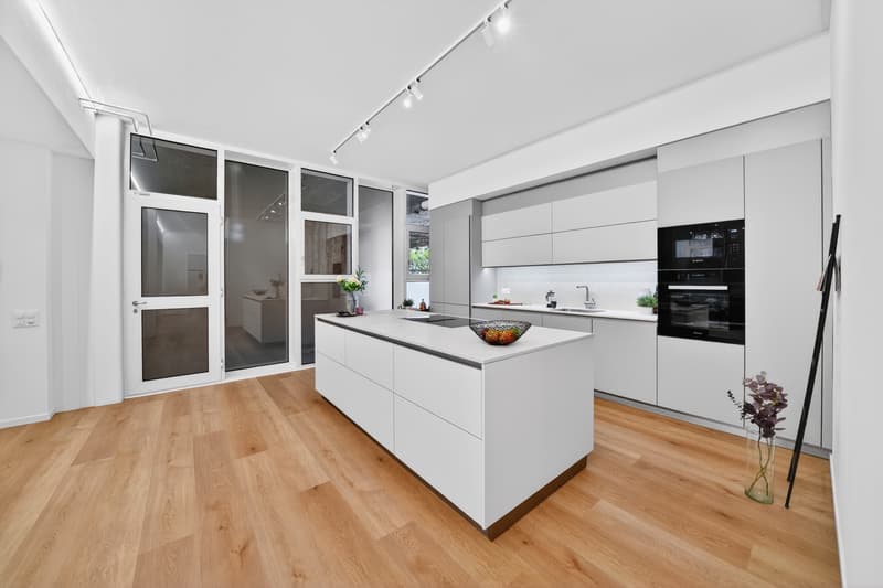 FRESHLY RENOVATED BUSINESS PREMISES OR RESIDENTIAL PEARL (2)