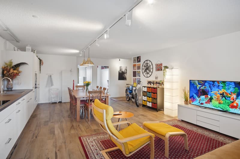 APPARTEMENT LUMINEUX AVEC BALCON VITRÉ ET BIEN DESSERVI (2)