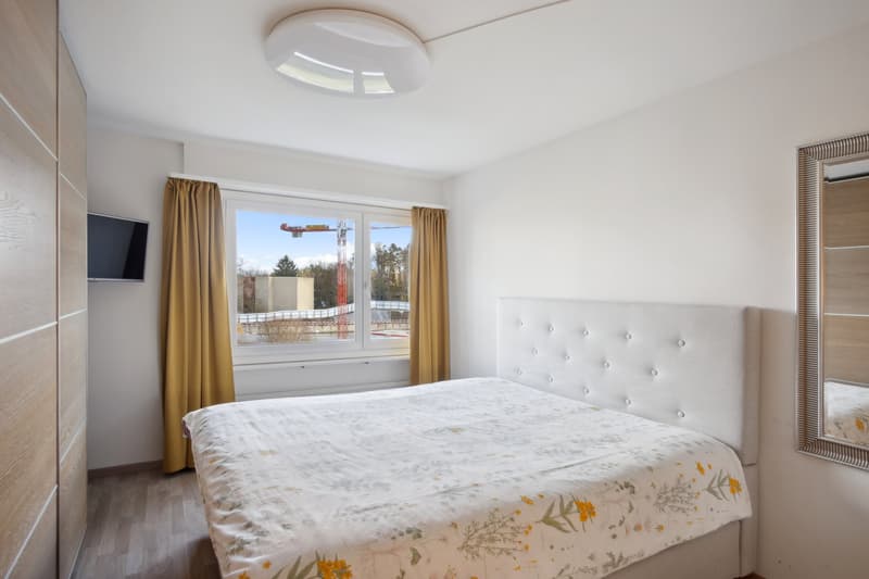 APPARTEMENT LUMINEUX AVEC BALCON VITRÉ ET BIEN DESSERVI (4)