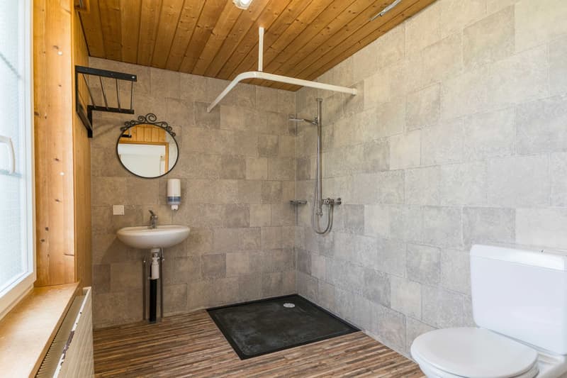 IMMEUBLE RÉSIDENTIEL ET COMMERCIAL DE GRANDE SUPERFICIE AU CENTRE DU VILLAGE (5)