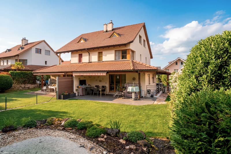 STYLISH LIVING WITH AN IDYLLIC GARDEN (1)
