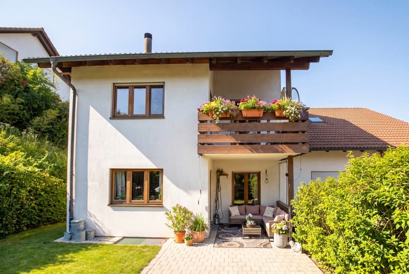 CHARMANTES DOPPELEINFAMILIENHAUS MIT GARTENIDYLLE IN SCHLEITHEIM (1)