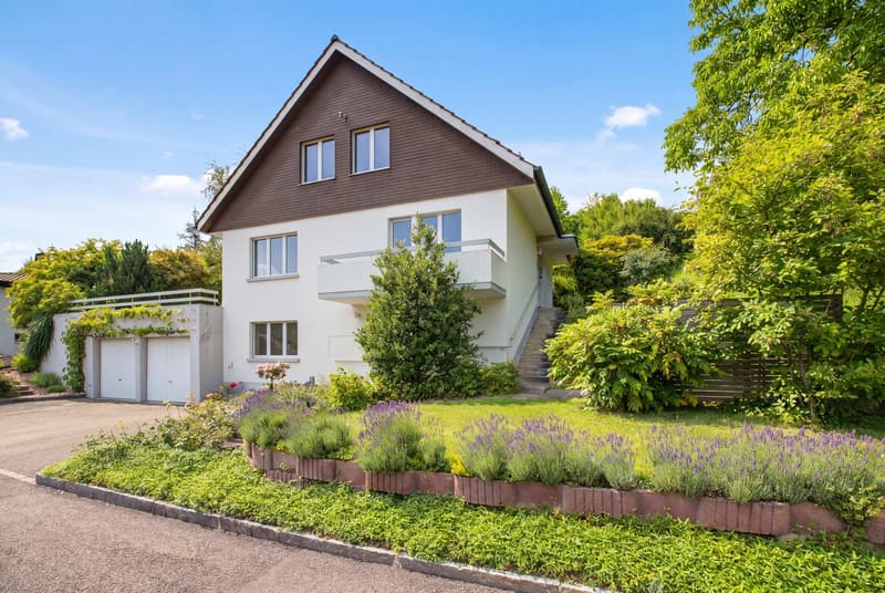 HANGLAGE UND VIEL POTENZIAL - FREISTEHENDES 6.5 ZIMMER EINFAMILIENHAUS (2)