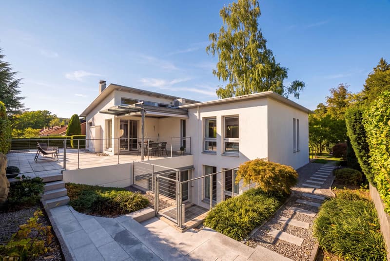ERHOBEN MIT BLICK INS GRÜNE - GEDIEGENES 6.5 ZIMMER EINFAMILIENHAUS (1)