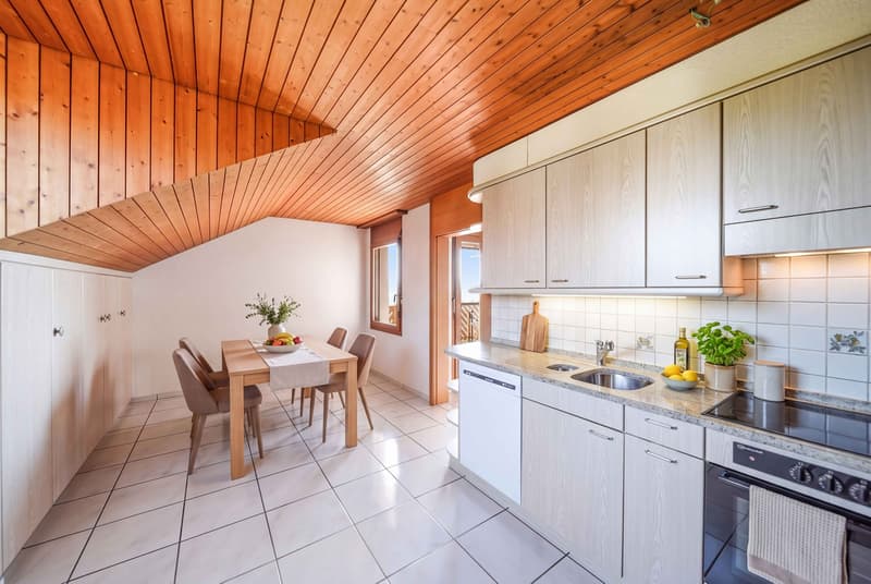 WOHNCHARME MIT WEITBLICK -  4.5 ZIMMER DACHWOHNUNG IN OBERWIL-LIELI (2)