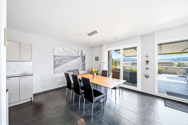 VERHÄLTNISSE WIE IN EINEM HAUS: 142 M² WOHNFLÄCHE, 80 M² TERRASSE UND GÄRTLI (3)
