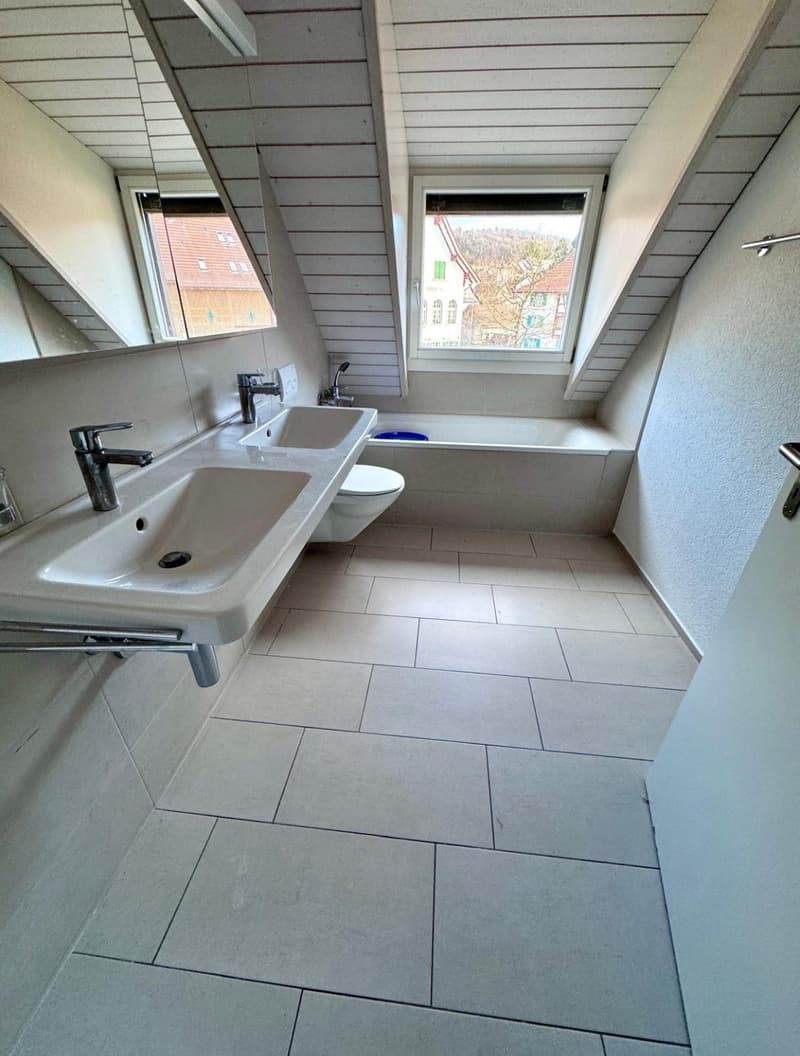 Appartamento duplex moderno con layout spazioso in posizione centrale di Bachenbülach (10)