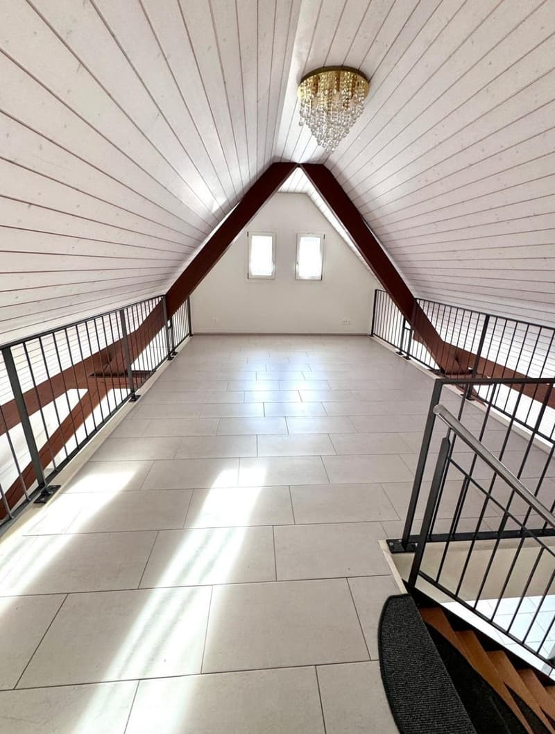 Appartamento duplex moderno con layout spazioso in posizione centrale di Bachenbülach (7)
