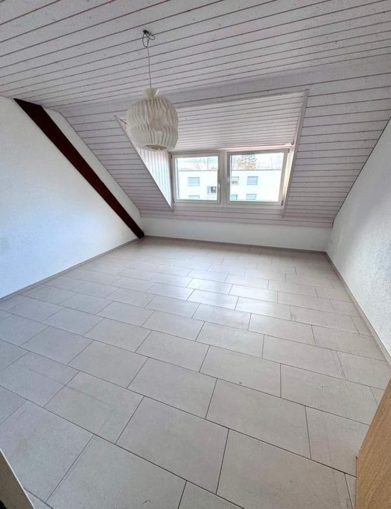 Appartamento duplex moderno con layout spazioso in posizione centrale di Bachenbülach (6)