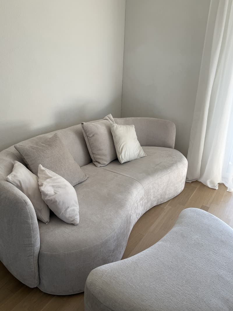 Gemütliches Designer Sofa mit Hocker, neuwertig, Top Zustand.