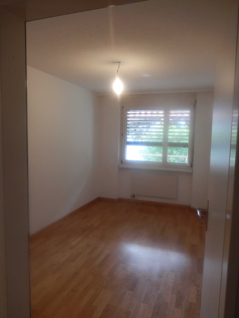 Helle 4,5 Zimmer-Wohnung mit Balkon und Garage in Henggart  ab sofort verfügbar! (8)