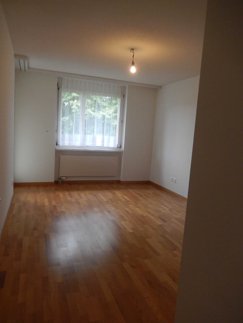 Helle 4,5 Zimmer-Wohnung mit Balkon und Garage in Henggart  ab sofort verfügbar! (7)