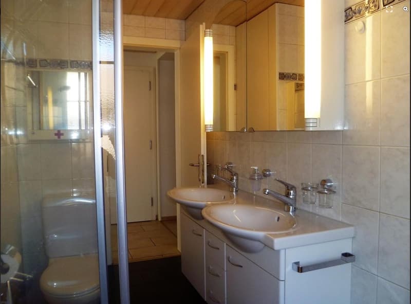 Spacious 5.5-room apartment with balcony, parking, and beautiful views in Erlenbach im Simmental (12)