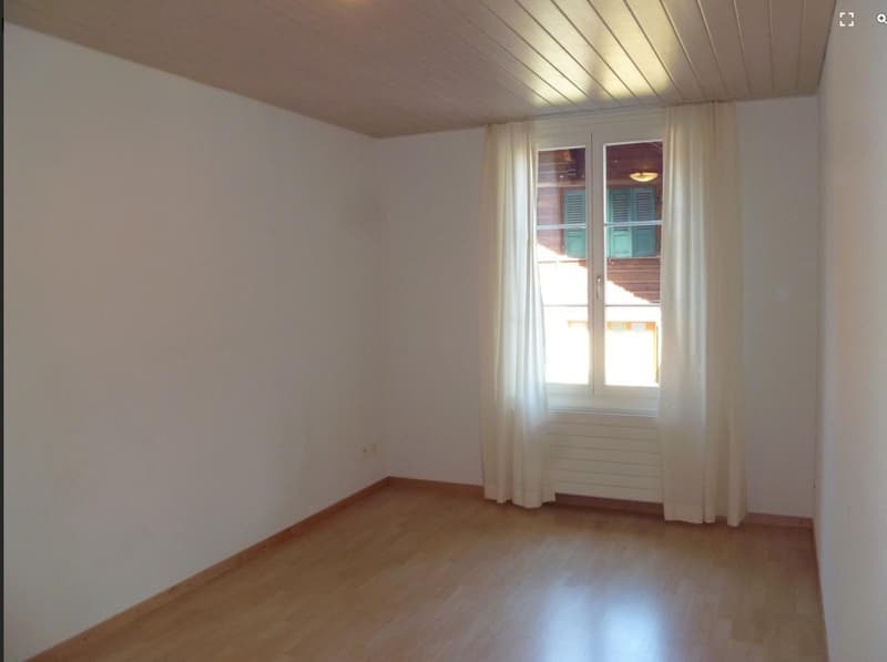 Spacious 5.5-room apartment with balcony, parking, and beautiful views in Erlenbach im Simmental (10)