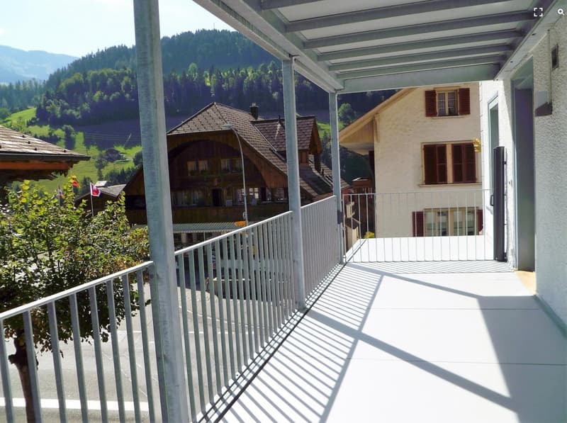 Spacious 5.5-room apartment with balcony, parking, and beautiful views in Erlenbach im Simmental (2)