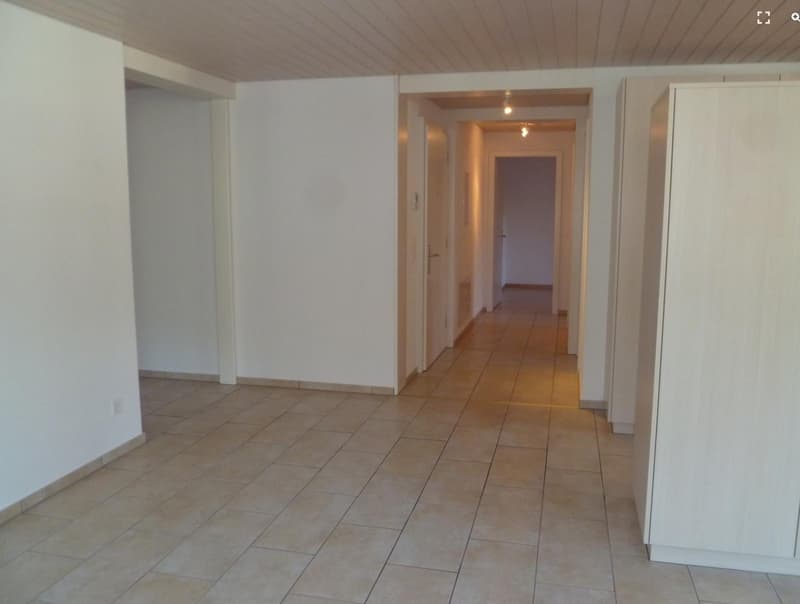 Spacious 5.5-room apartment with balcony, parking, and beautiful views in Erlenbach im Simmental (8)