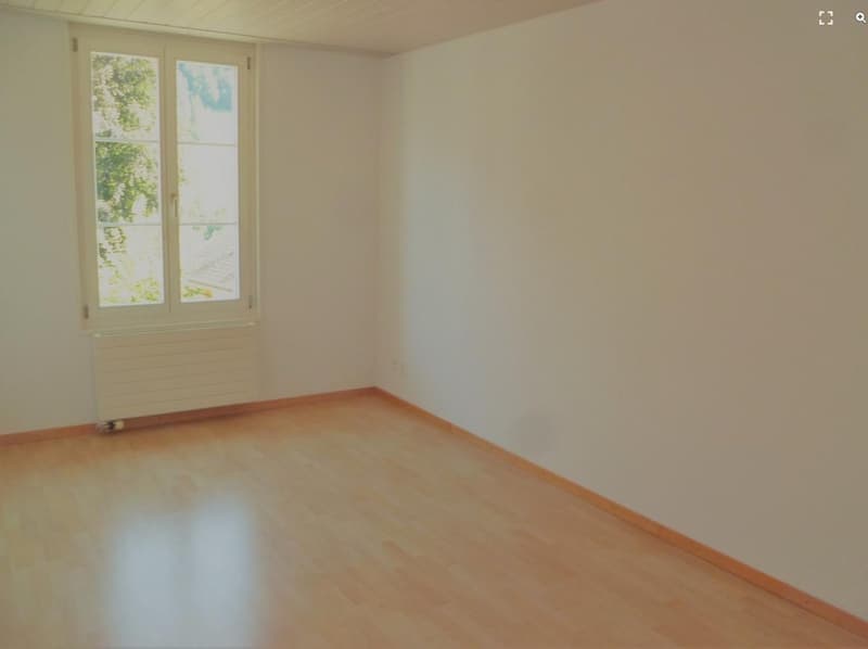 Spacious 5.5-room apartment with balcony, parking, and beautiful views in Erlenbach im Simmental (9)