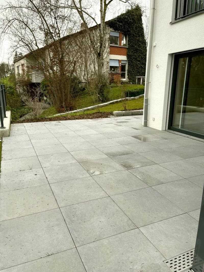 Appartement moderne au rez-de-chaussée, loyer incluant 2 places de garage, atelier, espace de jardin, serre (8)