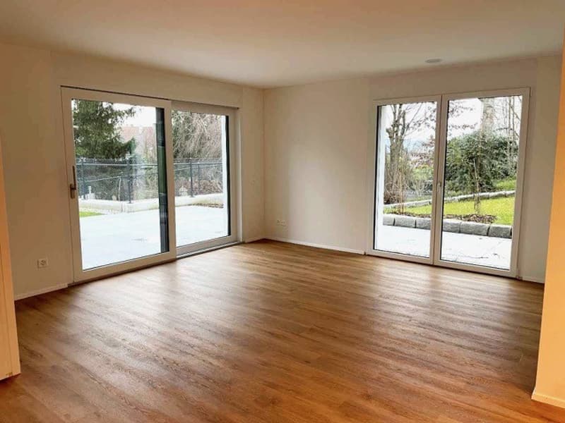 Appartement moderne au rez-de-chaussée, loyer incluant 2 places de garage, atelier, espace de jardin, serre (1)