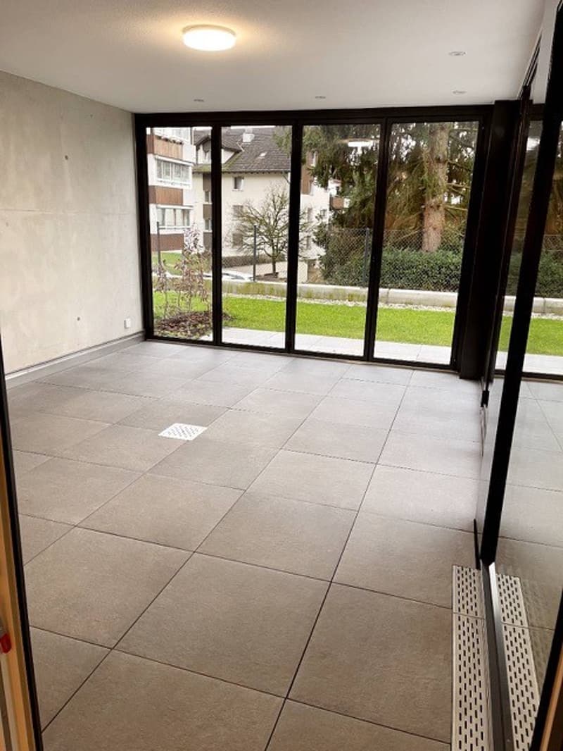 Appartement moderne au rez-de-chaussée, loyer incluant 2 places de garage, atelier, espace de jardin, serre (6)