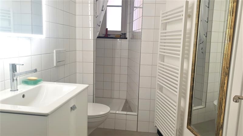 8032 Zürich: 2.5 room apartment to rent per September 1 8032 Zürich:.5 Zi Wohnung per 1. September zu vermieten (3)